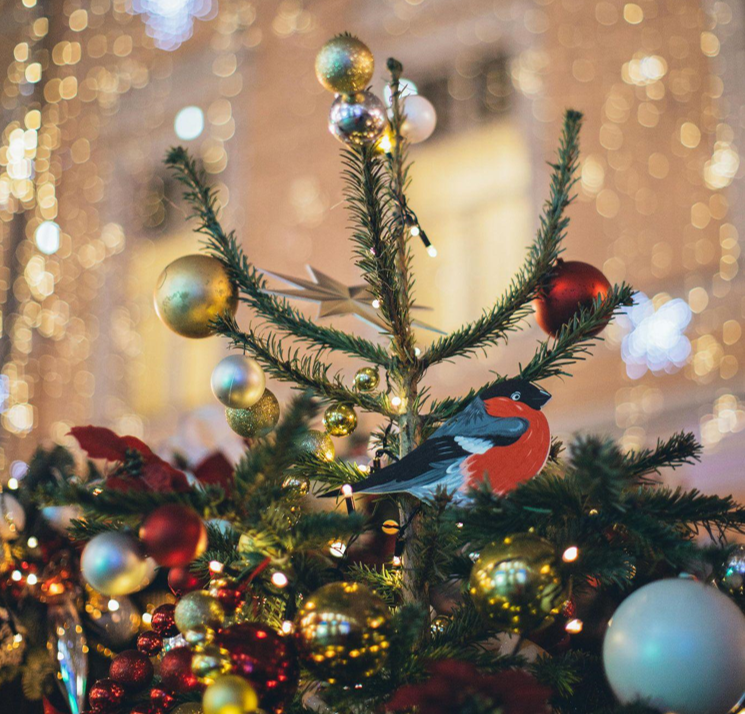 The Benefits of Artificial Christmas Trees and How They Contribute to Acts of Kindness